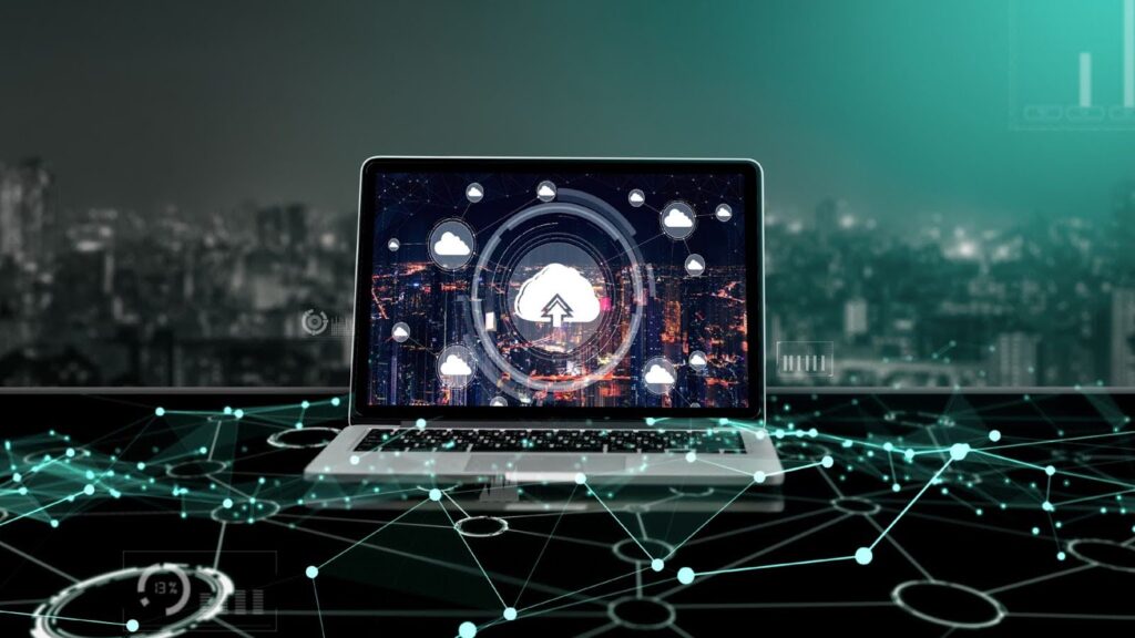 Notebook com imagem de nuvem com redes de dados na altura do teclado