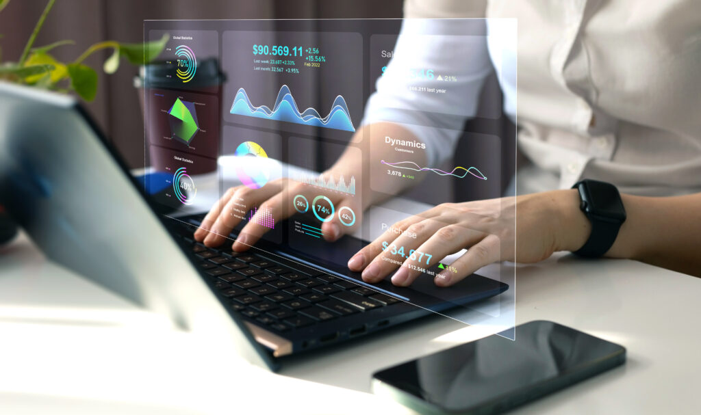 Persona que usa la computadora con cuadros de inteligencia Business (BI)