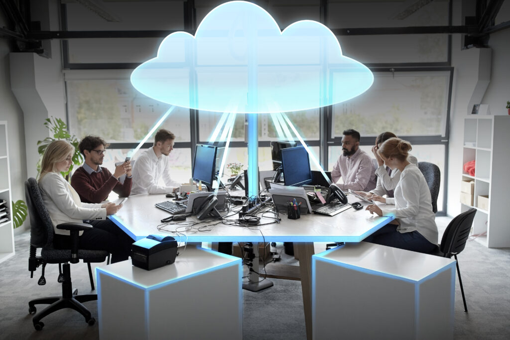 Pessoas conversando sobre as diferenças entre Multi-cloud vs. hybrid cloud