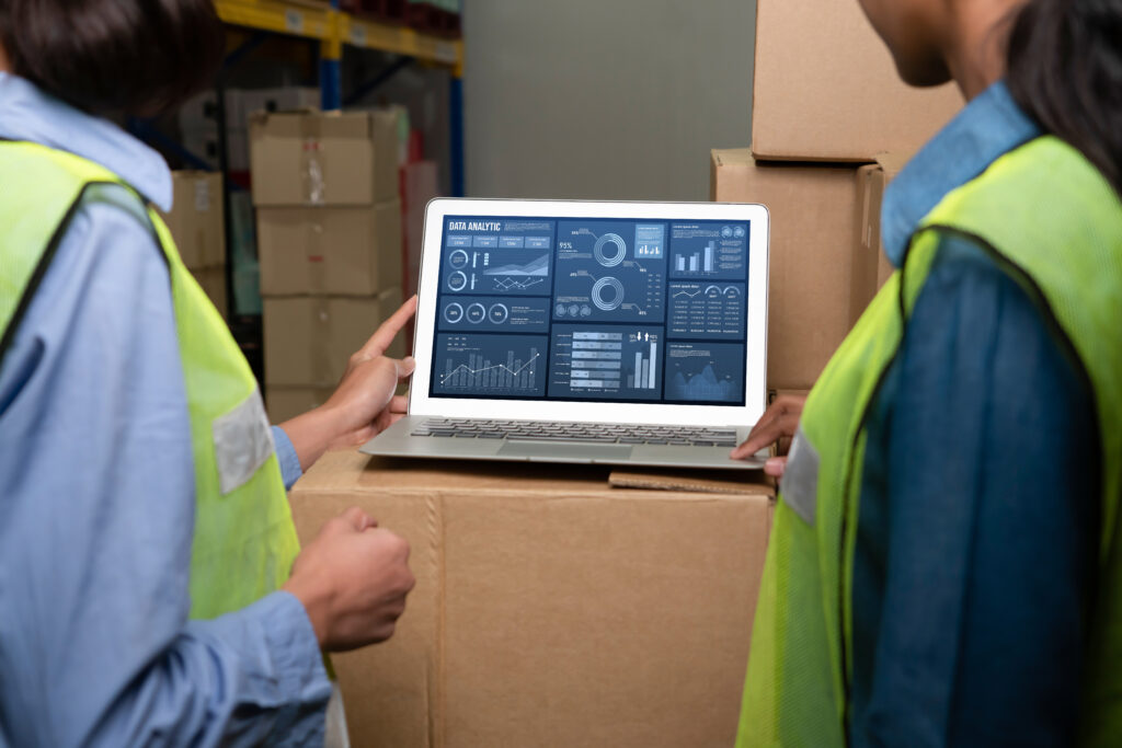 Duas pessias utilizando Data warehouse em um notebook