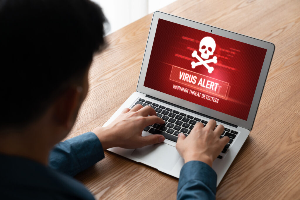 Cuaderno con advertencia de virus. Mostrando la importancia de EDR y lo que puede detectar
